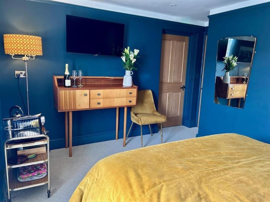 Stylish Retro Hotel Room Above Pub Shepton Mallet Eksteriør bilde